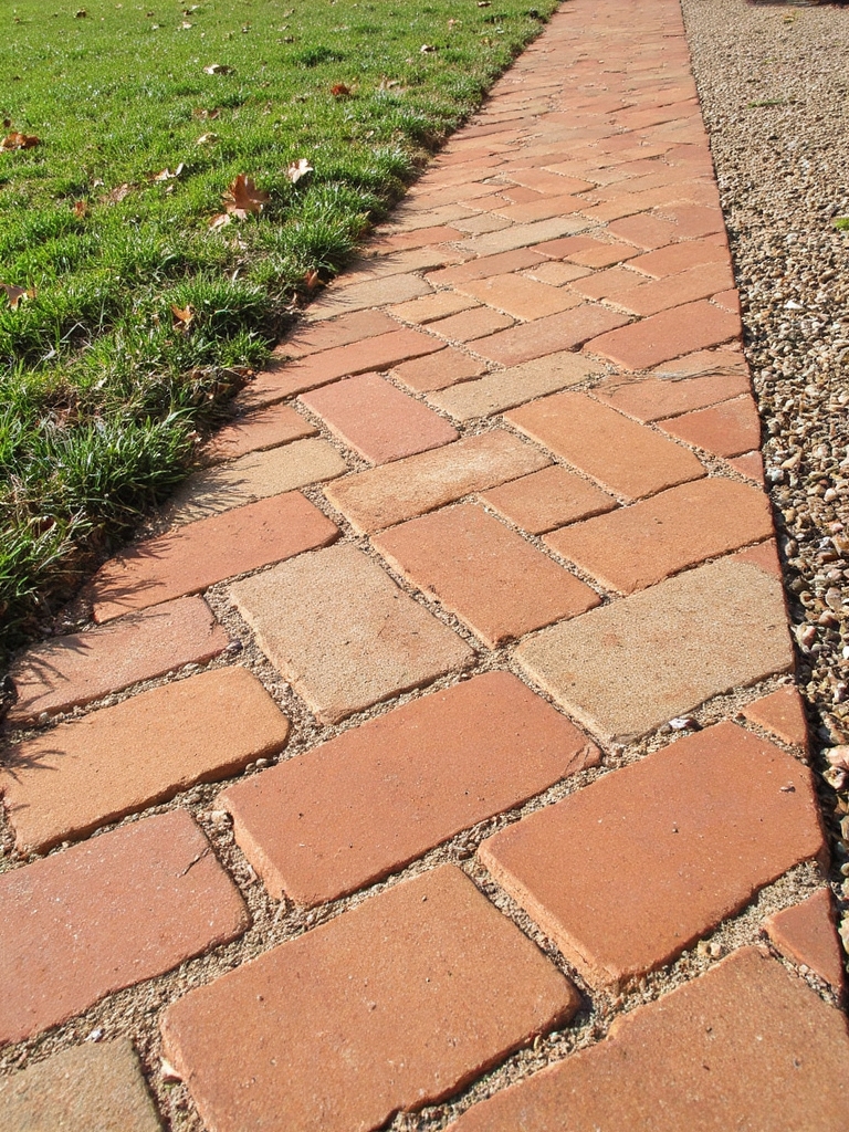 chemin en brique en arête-de-poisson classique