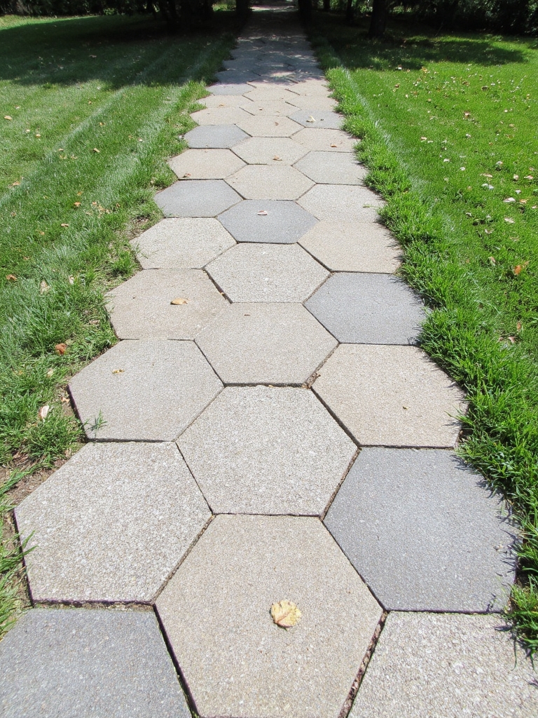 pavage en béton à motifs géométriques