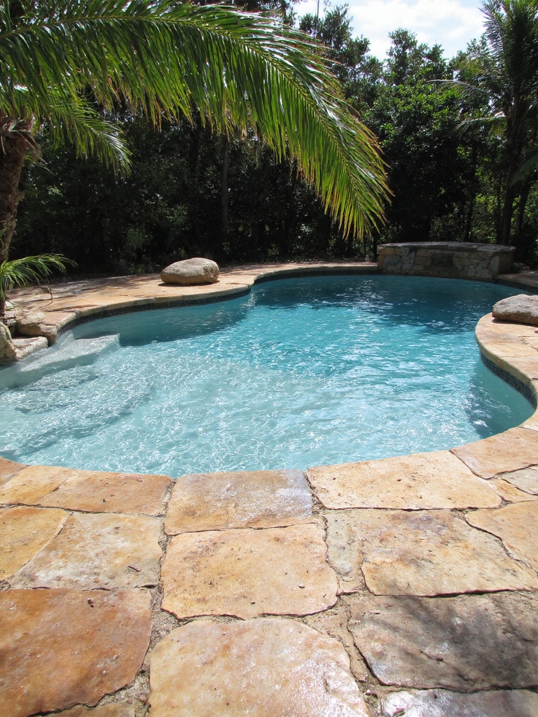 terrasse de piscine en pierre naturelle