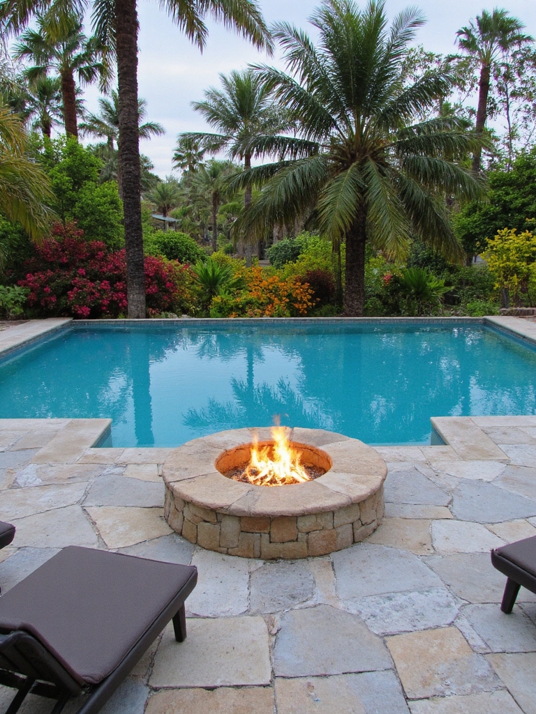 foyer extérieur tropical au bord de la piscine