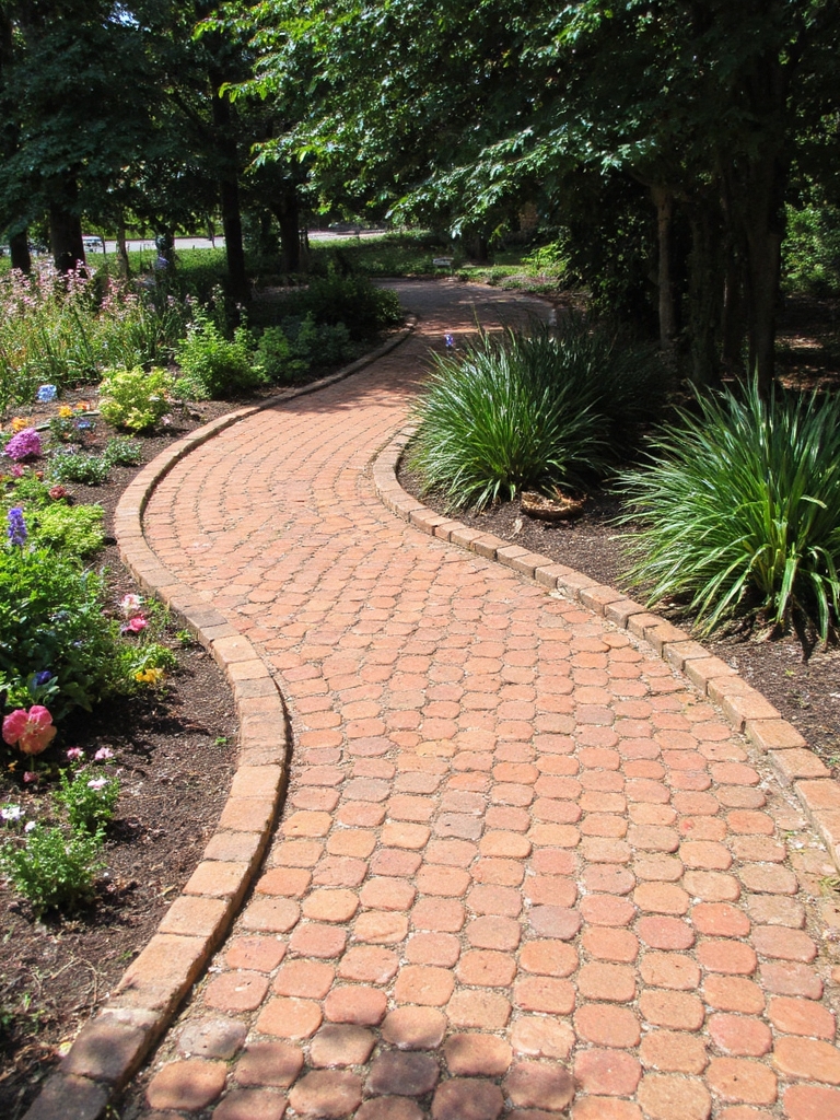 chemins de jardin en briques courbés