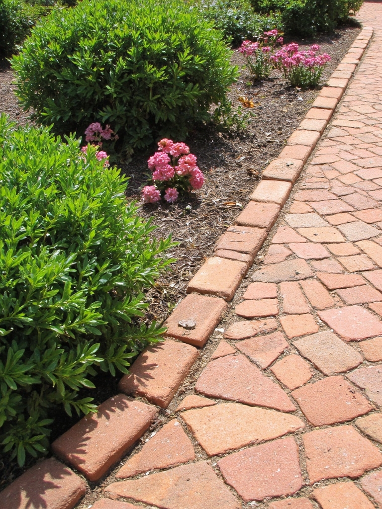 motifs de jardin en briques géométriques