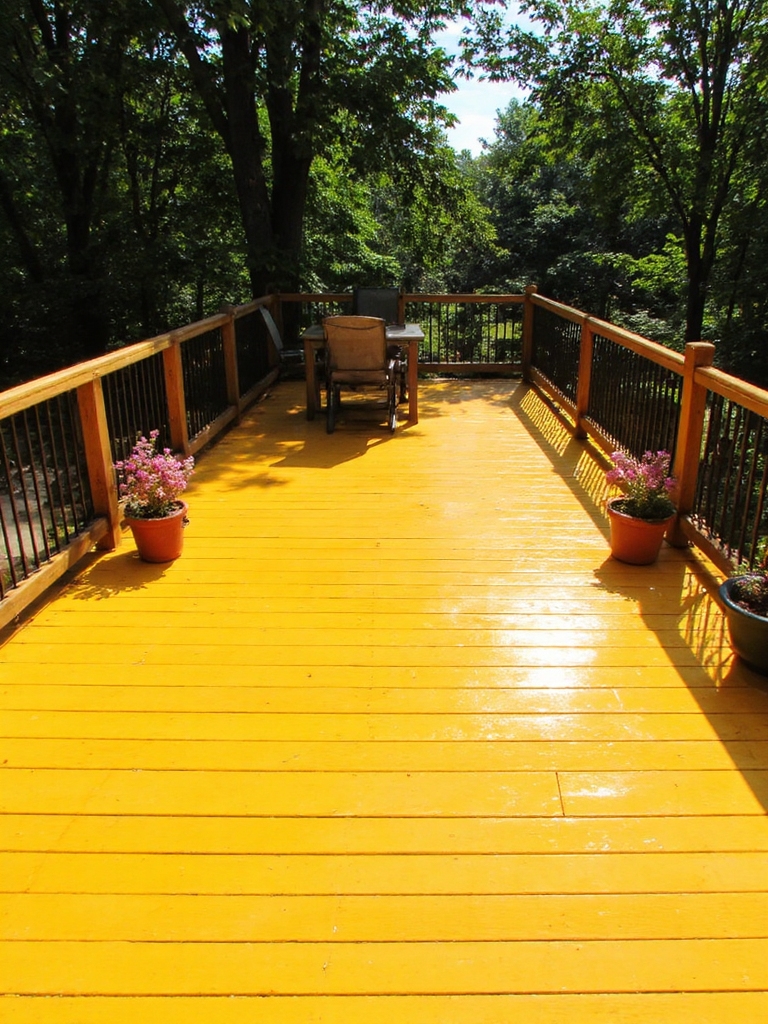 ambiance ensoleillée et jaune sur le patio