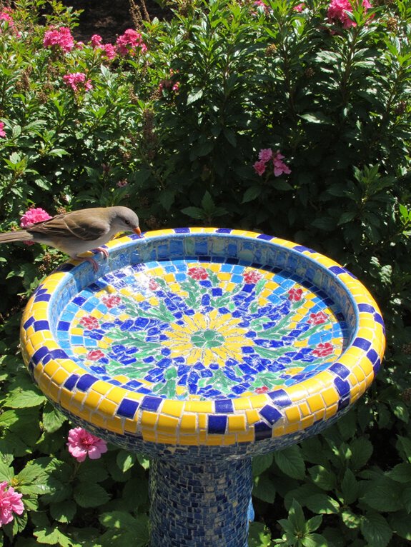 fontaine d'oiseaux en mosaïque colorée