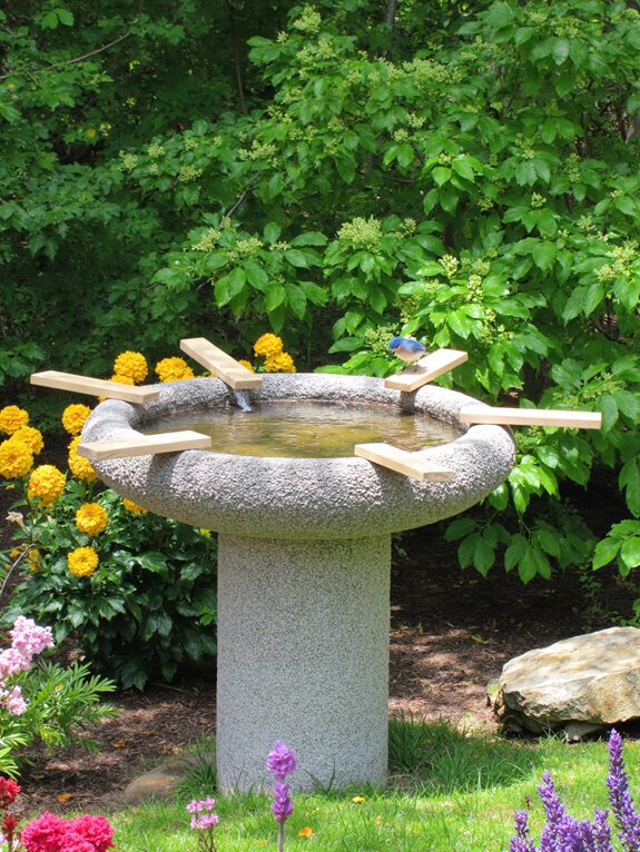 idées de perchoirs intégrés pour bains d'oiseaux