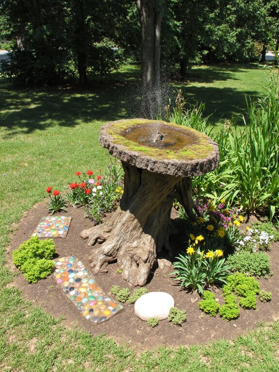 intégration de jardin avec une baignoire naturelle pour oiseaux