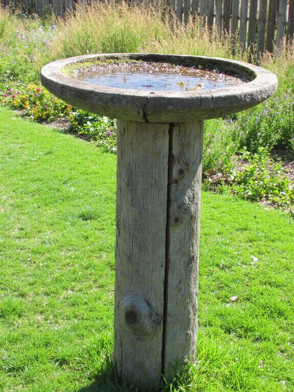 bain d'oiseaux en bois rustique